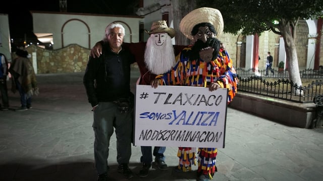 Einwohner von Aparicios Geburtsort Tlaxiaco protestieren in der Oscar-Nacht gegen Diskriminierung. Einwohner von Aparicios Geburtsort Tlaxiaco protestieren in der Oscar-Nacht gegen Diskriminierung.