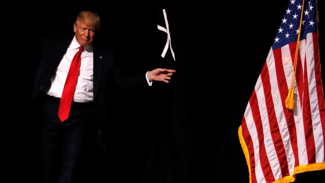 Trump öffnet Vorhang. Trump öffnet Vorhang.