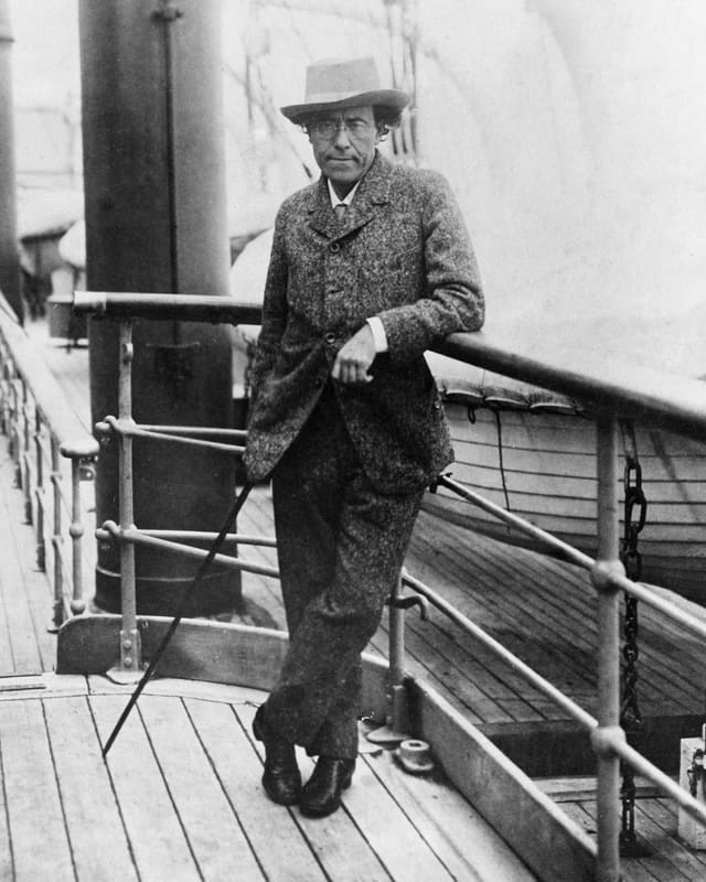 Altes Schwarzweissfoto: MAn nmit Hut und Stock an Bord eines Schiffes Altes Schwarzweissfoto: MAn nmit Hut und Stock an Bord eines Schiffes
