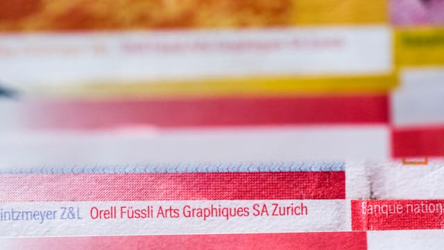 Nahaufnahme von Geldnoten, Orell Füssli Arts Graphiques SA Zurich ist darauf zu lesen. Nahaufnahme von Geldnoten, Orell Füssli Arts Graphiques SA Zurich ist darauf zu lesen.