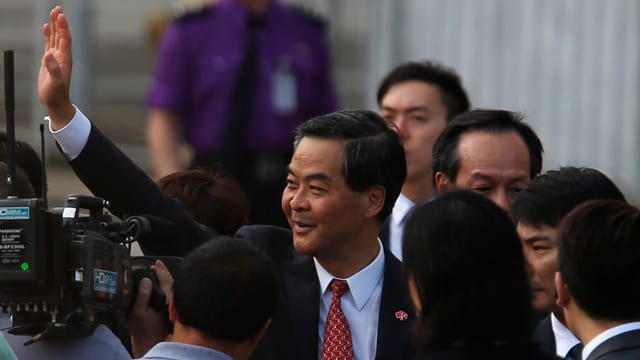Hongkongs Regierungschef Leung Chun Ying winkt der Masse zu. Hongkongs Regierungschef Leung Chun Ying winkt der Masse zu.