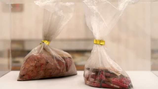 Zwei Säcke mit Bleistiftstummeln und Spitzabfällen Zwei Säcke mit Bleistiftstummeln und Spitzabfällen