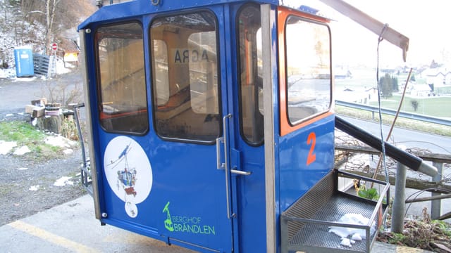 Eine blaue Kabine der Seilbahn Wolfenschiessen - Brändlen im Kanton Nidwalden. Eine blaue Kabine der Seilbahn Wolfenschiessen - Brändlen im Kanton Nidwalden.
