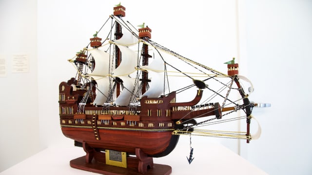 Ein Modellschiff von Moath al-Alwi. Ein Modellschiff von Moath al-Alwi.