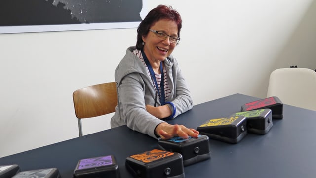 Christa Stein und die verschieden farbigen Kästchen des Instruments Christa Stein und die verschieden farbigen Kästchen des Instruments