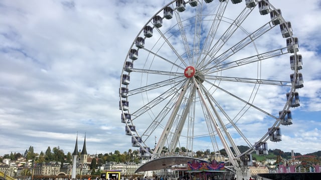 Das Riesenrad vor Luzerns Stadtkulisse. Das Riesenrad vor Luzerns Stadtkulisse.