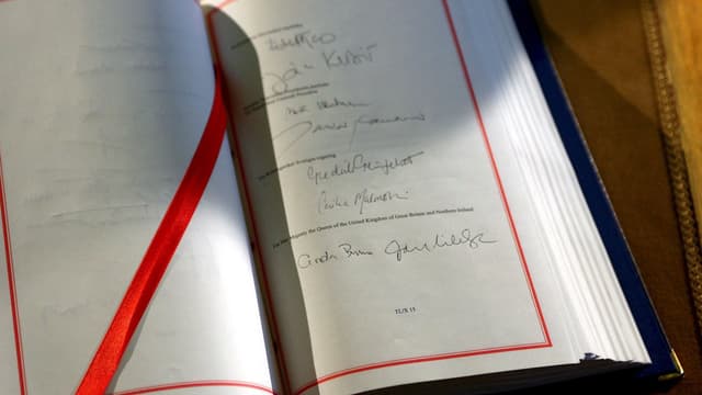 Gordon Browns Unterschrift unter dem Lissaboner Vertrag Gordon Browns Unterschrift unter dem Lissaboner Vertrag