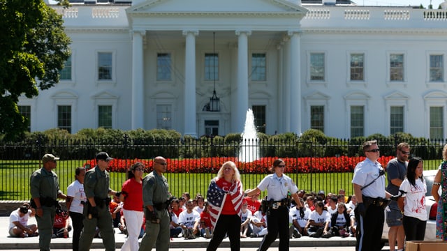 Demonstrierende mit US-Flaggen vor dem Weissen Haus in Washington D.C. Demonstrierende mit US-Flaggen vor dem Weissen Haus in Washington D.C.