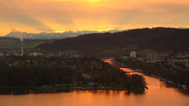 Morgenrot über dem Bielersee und Blick in die Alpen Morgenrot über dem Bielersee und Blick in die Alpen