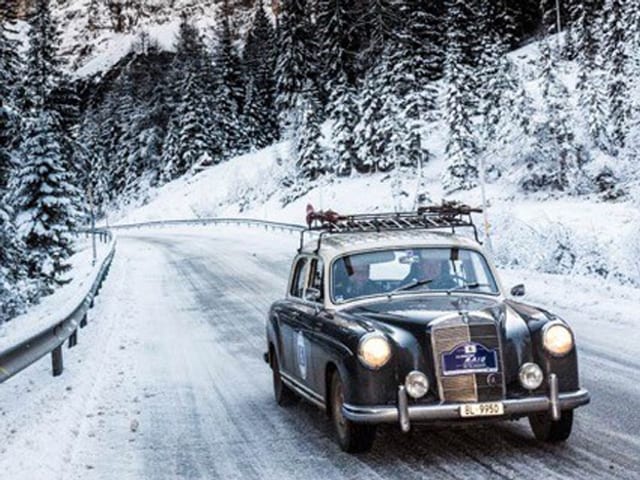 Das Team unterwegs auf einer verschneiten Strasse.