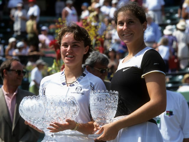Martina Hingis (l.) mit Monica Seles nach dem Final in Key Biscayne. Martina Hingis (l.) mit Monica Seles nach dem Final in Key Biscayne.