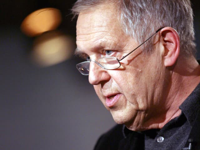 Robert Gernhardt bei einer Lesung. Robert Gernhardt bei einer Lesung.