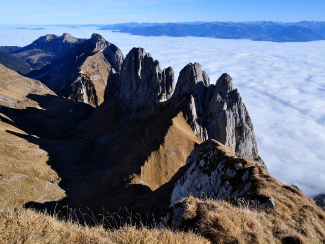 Berggipfel ragen aus dem Hochnebel, der Himmel darüber ist wolkenlos. Berggipfel ragen aus dem Hochnebel, der Himmel darüber ist wolkenlos.