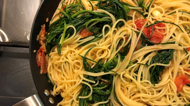 Eine Pfanne mit Spaghettini, Mönchsbart und Datterini-Tomaten.