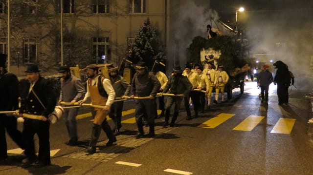 Neben dem Bloch läuft der Bär mit dem Bärenführer. Neben dem Bloch läuft der Bär mit dem Bärenführer.