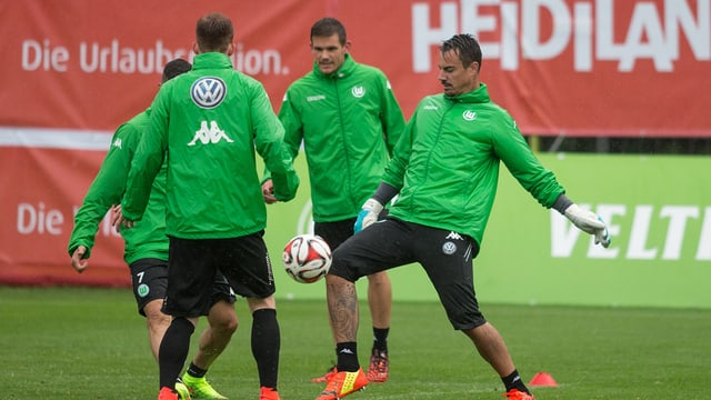 Diego Benaglio e ses collega da team da Wolfsburg en il champ da trenament a Bogn Ragaz. Diego Benaglio e ses collega da team da Wolfsburg en il champ da trenament a Bogn Ragaz.