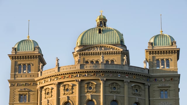 Das Parlamentsgebäude mit den kleineren südlichen Kuppeln ohne Schweizerfahnen. Das Parlamentsgebäude mit den kleineren südlichen Kuppeln ohne Schweizerfahnen.