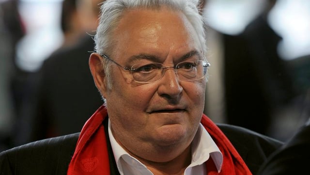 Mathias Gnädinger im Anzug mit rotem Halstuch. Mathias Gnädinger im Anzug mit rotem Halstuch.