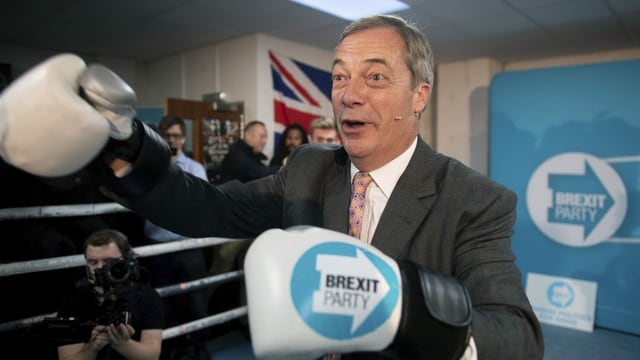 Der Chef der Brexit-Partei, Nigel Farage, wirbt in Ilford, Essex. Der Chef der Brexit-Partei, Nigel Farage, wirbt in Ilford, Essex.
