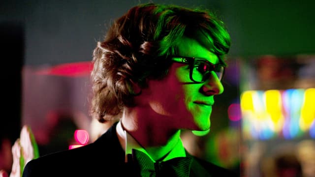 Yves Saint Laurent (Gaspard Ulliel) in einem Nachtclub. Yves Saint Laurent (Gaspard Ulliel) in einem Nachtclub.