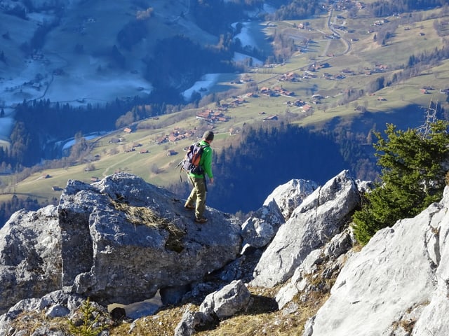 Wanderwetter, Das Simmental ist durch die Schattengrenze genau halbiert. Sicht vom Gipfel des Loorehürli 1847 m. oberhalb Weissenburg i.S.