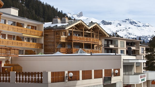 Eine Ferienwohnungs-Siedlung in Crans-Montana. Eine Ferienwohnungs-Siedlung in Crans-Montana.