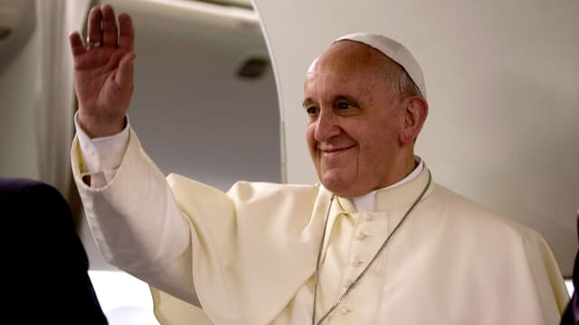 Der Papst spricht in seinem Flugzeug zu den Reportern. Der Papst spricht in seinem Flugzeug zu den Reportern.