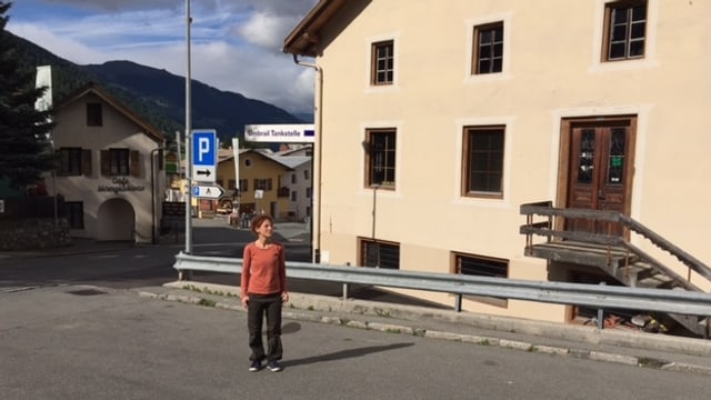 Frau steht auf Dorfplatz Frau steht auf Dorfplatz