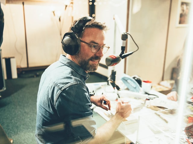 Nik Hartmann schreibt Autogramme