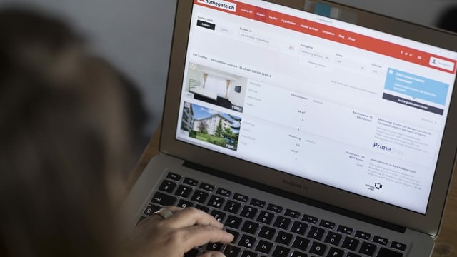 computer cun portal d'abitaziuns sin il visur computer cun portal d'abitaziuns sin il visur