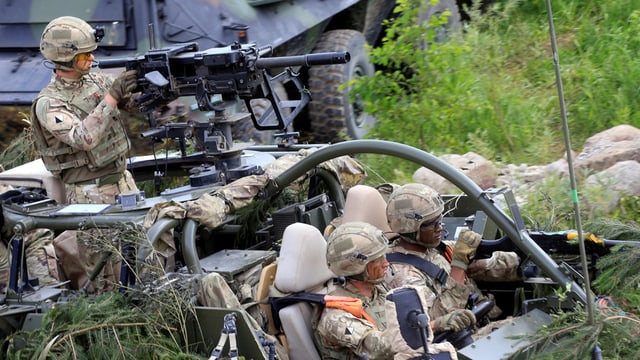 Nato-Soldaten mit Maschinengewehr auf einem Jeep. Nato-Soldaten mit Maschinengewehr auf einem Jeep.