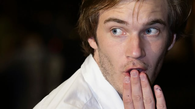 PewDiePIe hält sich die Hand vor dem Mund. PewDiePIe hält sich die Hand vor dem Mund.