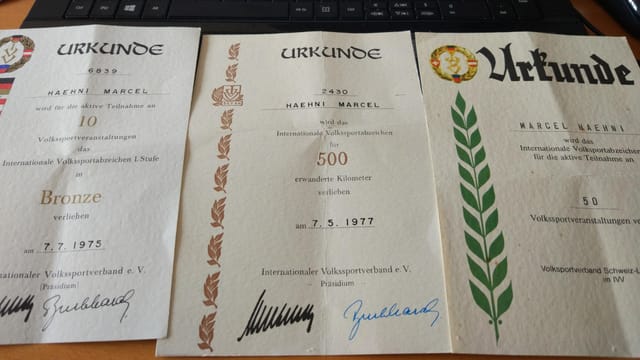 Drei Urkunden liegen auf einem Tisch. Drei Urkunden liegen auf einem Tisch.