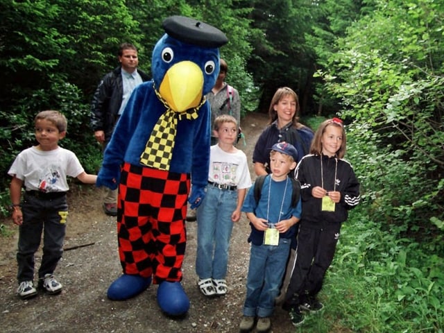 Globi wandert mit Kindern