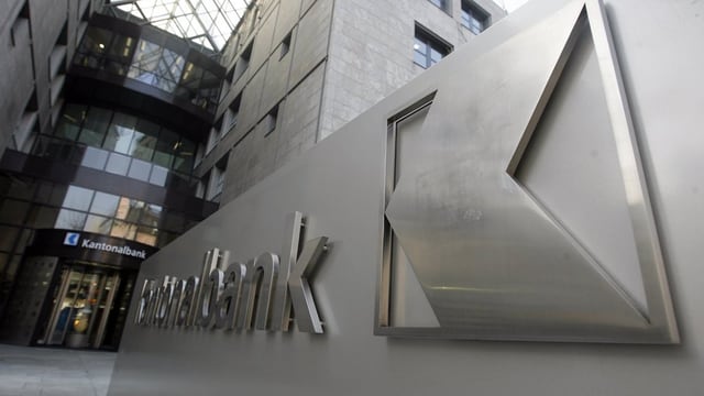 Silberner Schriftzug Kantonalbank vor dem Haupsitz der AKB in Aarau. Silberner Schriftzug Kantonalbank vor dem Haupsitz der AKB in Aarau.