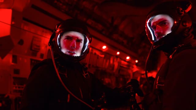 Auf dem Bild sind Tom Cruise und Henry Cavill in speziellen Anzügen zu sehen. Auf dem Bild sind Tom Cruise und Henry Cavill in speziellen Anzügen zu sehen.