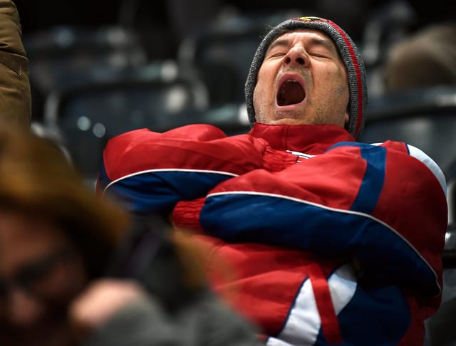 Gähnender Fan beim 3. Viertelfinalspiel des SCB gegen Genf (2:3 n.V.). Gähnender Fan beim 3. Viertelfinalspiel des SCB gegen Genf (2:3 n.V.).