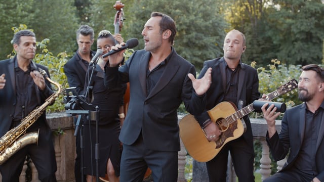 Sechs Musiker in Aktion. Sechs Musiker in Aktion.