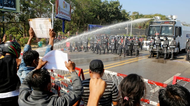 Wasserwerfer und Demonstranten. Wasserwerfer und Demonstranten.