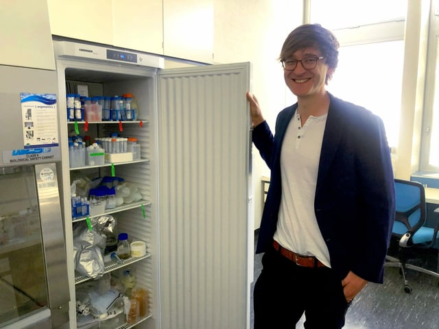 Stefan Halbherr steht vor einem geöffneten Kühlschrank