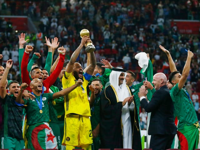 Algerische Spieler mit Pokal