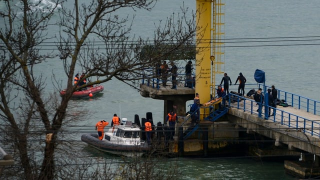 Die Rettungskräfte bergen Trümmerteile und menschliche Überreste aus dem Meer. Die Rettungskräfte bergen Trümmerteile und menschliche Überreste aus dem Meer.