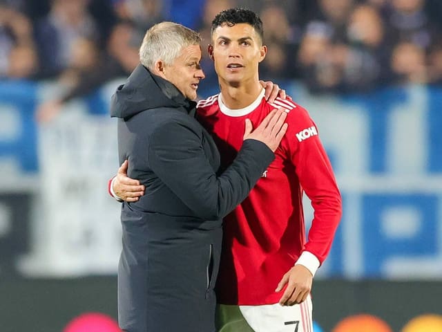 Ole Gunnar Solskjaer (links) herzt nach dem Abpfiff Cristiano Ronaldo. Ole Gunnar Solskjaer (links) herzt nach dem Abpfiff Cristiano Ronaldo.