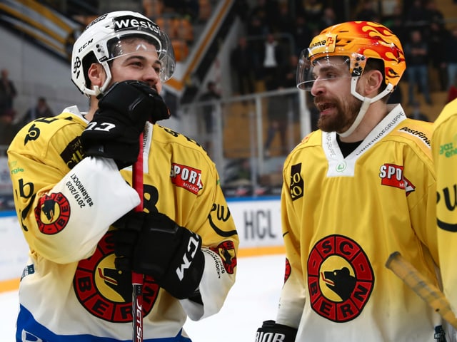 Eishockey-Spieler. Eishockey-Spieler.
