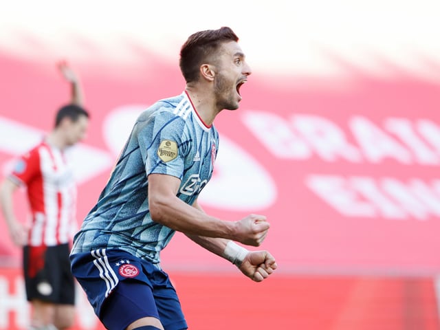 Dusan Tadic schiesst Ajax zum späten Ausgleich. Dusan Tadic schiesst Ajax zum späten Ausgleich.