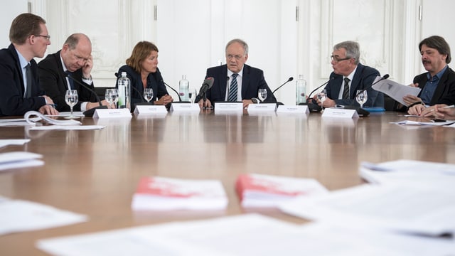 Von links: Adrian Wuethrich, Präsident Travailsuisse, Valentin Vogt, Präsident Schweizerischer Arbeitgeberverband, Irène Harnischberg, Kommunikation WBF, Bundesrat Johann Schneider-Ammann, Christoph Brutschin, Regierungsrat Basel, Paul Rechsteiner, Präsident Schweizerischer Gewerkschaftsbund SGB und Jean-François Rime, Präsident Schweizerischer Gewerbeverband SGV. Von links: Adrian Wuethrich, Präsident Travailsuisse, Valentin Vogt, Präsident Schweizerischer Arbeitgeberverband, Irène Harnischberg, Kommunikation WBF, Bundesrat Johann Schneider-Ammann, Christoph Brutschin, Regierungsrat Basel, Paul Rechsteiner, Präsident Schweizerischer Gewerkschaftsbund SGB und Jean-François Rime, Präsident Schweizerischer Gewerbeverband SGV.