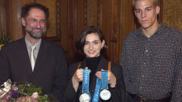 Gianna Hablützel mit ihren Medaillen neben Regierungsrat Lewin und Fechter Fischer