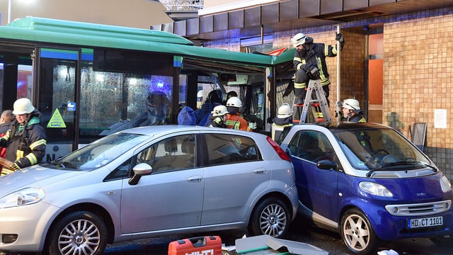 Verunfallter Bus wird von Feuerwehrleuten untersucht Verunfallter Bus wird von Feuerwehrleuten untersucht