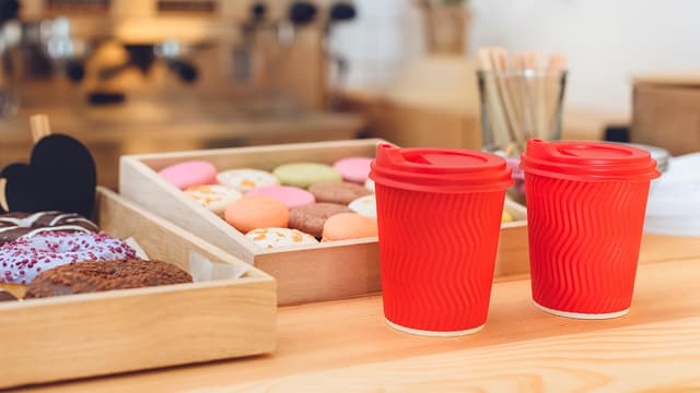 Zwei rote Plastikbecher auf einer Theke. Zwei rote Plastikbecher auf einer Theke.