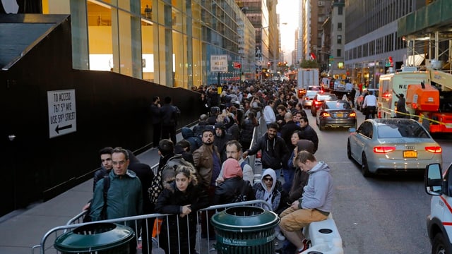 Menschenschlange vor Applestore in New York an der Fifth Avenue. Menschenschlange vor Applestore in New York an der Fifth Avenue.